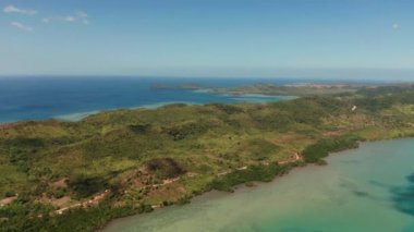 Tropikal adaları, lagünleri, Filipinleri, Palawan 'ı olan bir deniz burnu.