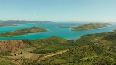 Tropikal adaları, lagünleri, Filipinleri, Palawan 'ı olan bir deniz burnu.