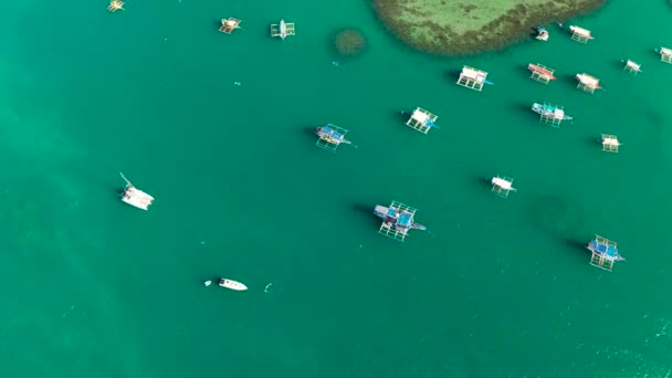 Toeristische boten in een baai met blauw water — Stockvideo
