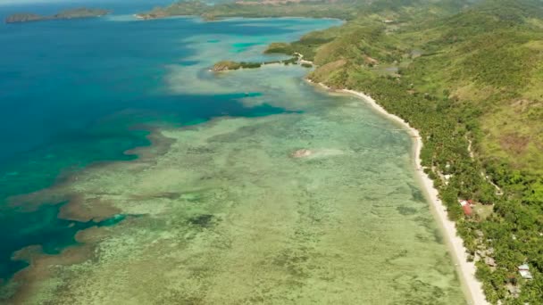 Tropikalna wyspa z błękitną laguną — Wideo stockowe