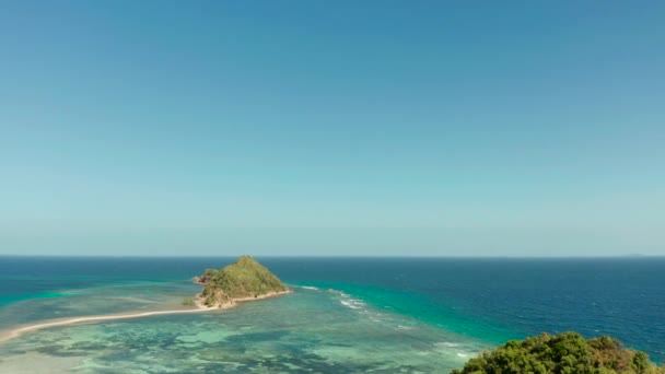 Trópusi sziget homokos stranddal, Fülöp-szigetek, Palawan — Stock videók