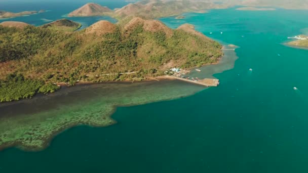 Tengerpart trópusi szigetekkel és lagúnákkal, Fülöp-szigetek, Palawan — Stock videók