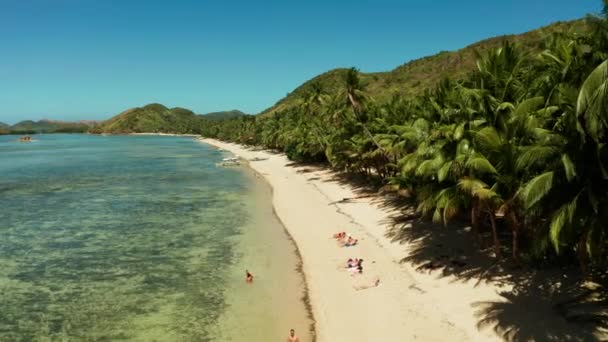 Torpical sziget fehér homokos stranddal, felülnézet. — Stock videók