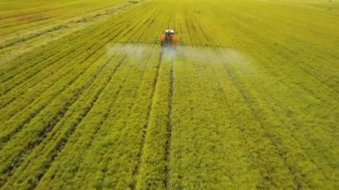 Traktör gübre tarlası püskürtüyor..