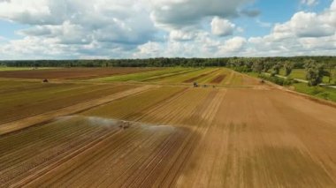 Tarım arazisindeki sulama sistemi.
