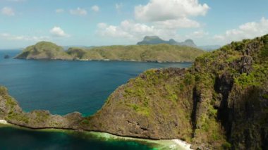 Tropik deniz suyu lagünü ve plaj, Filipinler, El Nido.