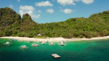 Kumlu bir tropik ada. El nido, Filipinler