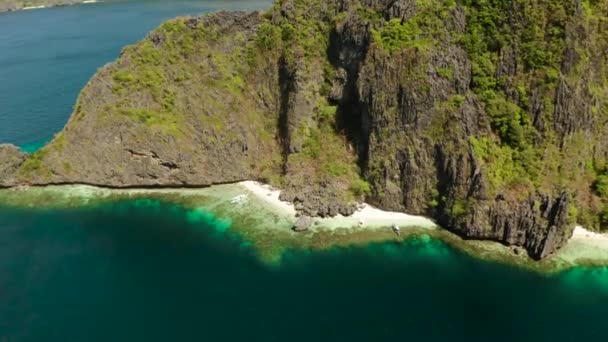 Tropisk havsvatten lagun och strand, Filippinerna, El Nido. — Stockvideo