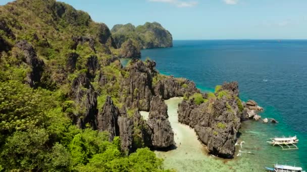 Trópusi tengervíz lagúna és strand, Fülöp-szigetek, El Nido. — Stock videók