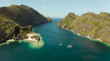 Tropik deniz suyu lagünü ve plaj, Filipinler, El Nido.