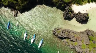 Tropik deniz suyu lagünü ve plaj, Filipinler, El Nido.