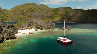 Tropik deniz suyu lagünü ve plaj, Filipinler, El Nido.