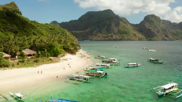 Тропічний острів з піщаним пляжем. Ель - Нідо (Філіппіни) — стокове відео