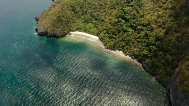 Ilha tórpica com praia de areia branca, vista superior. — Vídeo de Stock