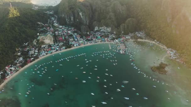 Mavi suyu olan bir körfezdeki turist tekneleri. — Stok video