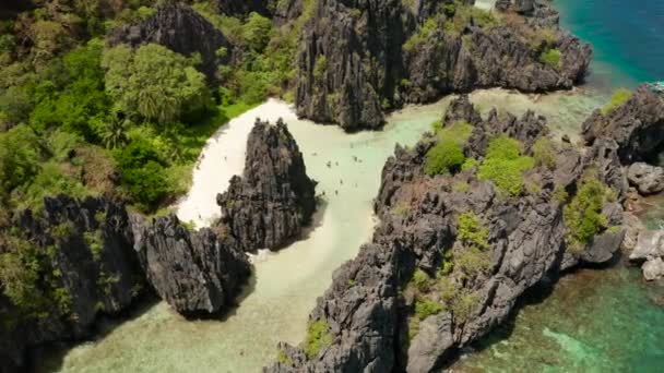 Laguna e spiaggia tropicale di acqua di mare, Filippine, El Nido. — Video Stock