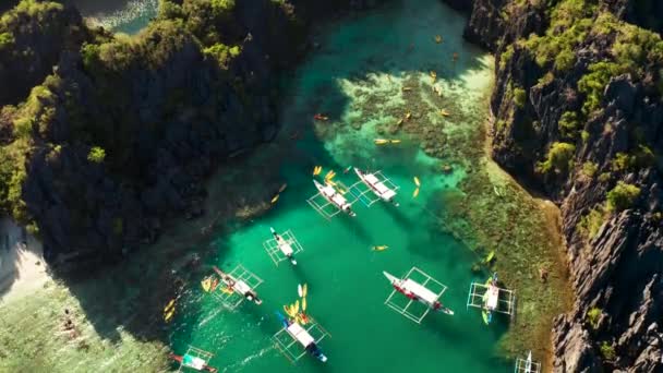 Trópusi tengervíz lagúnája, Fülöp-szigetek, El Nido. — Stock videók