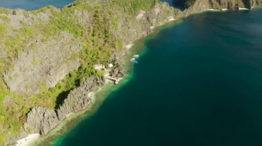 Tropik deniz suyu lagünü ve plaj, Filipinler, El Nido.