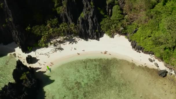 Laguna y playa de agua de mar tropical, Filipinas, El Nido. — Vídeos de Stock