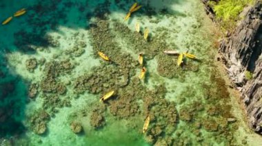 Turistler, Filipinler ve El Nido ile tropik deniz suyu gölü.