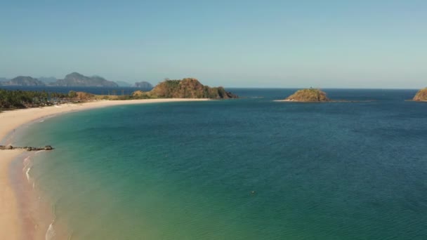 Grande plage tropicale avec sable blanc, vue d'en haut.