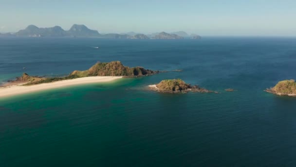 Grande plage tropicale avec sable blanc, vue d'en haut.