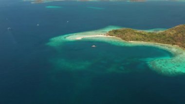 Kumlu plajlı tropik ada, Filipinler, Palawan