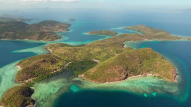 Kumlu plajlı tropik ada, Filipinler, Palawan