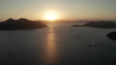 Deniz ve adalar üzerinde gün batımı. Filipinler, Palawan