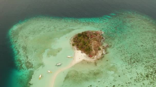 Pequeña isla tórpica con una playa de arena blanca, vista superior. — Vídeos de Stock