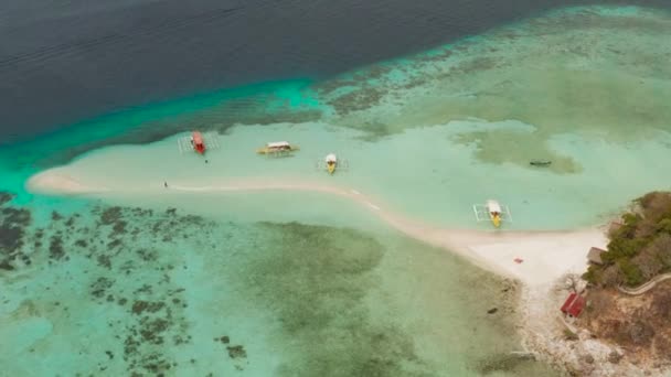 Klein torpisch eilandje met wit zandstrand, bovenaanzicht. — Stockvideo