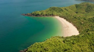 Tropik deniz suyu lagünü ve plaj, Filipinler, El Nido.