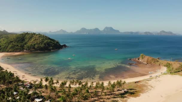 plage tropicale avec sable blanc, vue d'en haut.