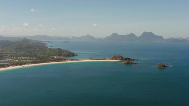 plage tropicale avec sable blanc, vue d'en haut.