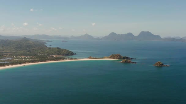 Tropisch strand met wit zand, uitzicht van boven. — Stockvideo