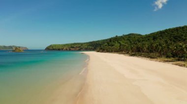 Beyaz kumlu tropik sahil, yukarıdan manzaralı..