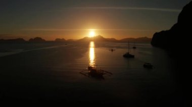 Deniz ve adalar üzerinde gün batımı. Filipinler, Palawan