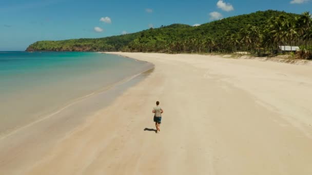 夏に海岸をジョギングする男が — ストック動画