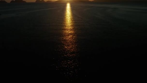 Zonsondergang boven het zeeoppervlak. Luchtzicht. — Stockvideo