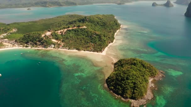 Playa tropical con arena blanca, vista desde arriba. — Vídeos de Stock