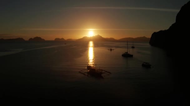 Západ slunce nad mořem a ostrovy. Filipíny, Palawan — Stock video