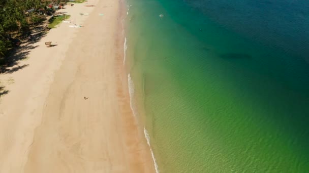 Široká tropická pláž s bílým pískem, pohled shora. — Stock video
