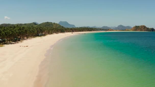 Playa tropical con arena blanca, vista desde arriba. — Vídeos de Stock