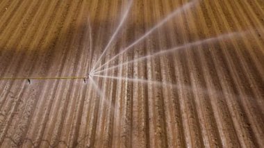 Tarım arazisindeki sulama sistemi.