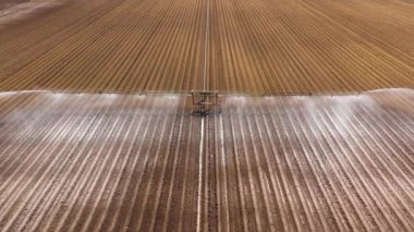 Tarım arazisindeki sulama sistemi.