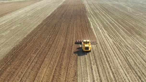 Трактор с дисковыми боронами на ферме — стоковое видео