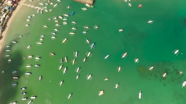 Τουριστικά σκάφη σε κόλπο με καταγάλανα νερά — Αρχείο Βίντεο
