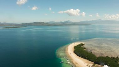 Kumlu bir tropik ada. Palawan, Filipinler
