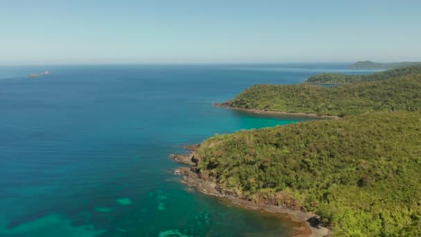 Ilha tropical com lagoa azul — Vídeo de Stock