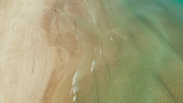 Océano con olas y playa amarilla — Vídeo de stock